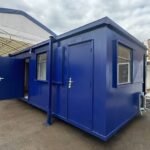 Maßgefertigtes 32 Fuß × 10 Fuß großes Kabinenbüro + Kantine + 1+1 WC-Waschräume, vandalensicher