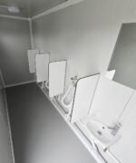 Sanitärcontainer 4×2 m RAL7016 – 4 WC-Kabinen & 4 Pissoirs – Bild 8