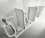 Sanitärcontainer 4×2 m RAL7016 – 4 WC-Kabinen & 4 Pissoirs – Bild 9