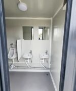 Sanitärcontainer 4×2 m RAL7016 – 4 WC-Kabinen & 4 Pissoirs – Bild 6