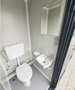 Sanitärcontainer 4×2 m RAL7016 – 4 WC-Kabinen & 4 Pissoirs – Bild 3