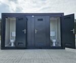 Sanitärcontainer 4×2 m RAL7016 – 4 WC-Kabinen & 4 Pissoirs
