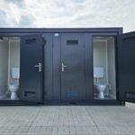 Sanitärcontainer 4×2 m RAL7016 – 4 WC-Kabinen & 4 Pissoirs