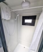 Duschcontainer – Sanitärcontainer als Doppelkabine mit zwei Duschen – RAL 7016 Anthrazit – Bild 3