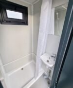 Duschcontainer – Sanitärcontainer als Doppelkabine mit zwei Duschen – RAL 7016 Anthrazit – Bild 4