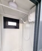 Duschcontainer – Sanitärcontainer als Doppelkabine mit zwei Duschen – RAL 7016 Anthrazit – Bild 2