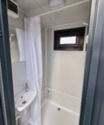 Duschcontainer – Sanitärcontainer als Doppelkabine mit zwei Duschen – RAL 7016 Anthrazit – Bild 5