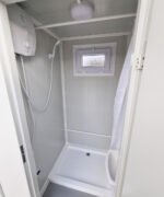Duschcontainer – Sanitärcontainer als Doppelkabine mit zwei Duschen – RAL9002 weiß – Bild 3