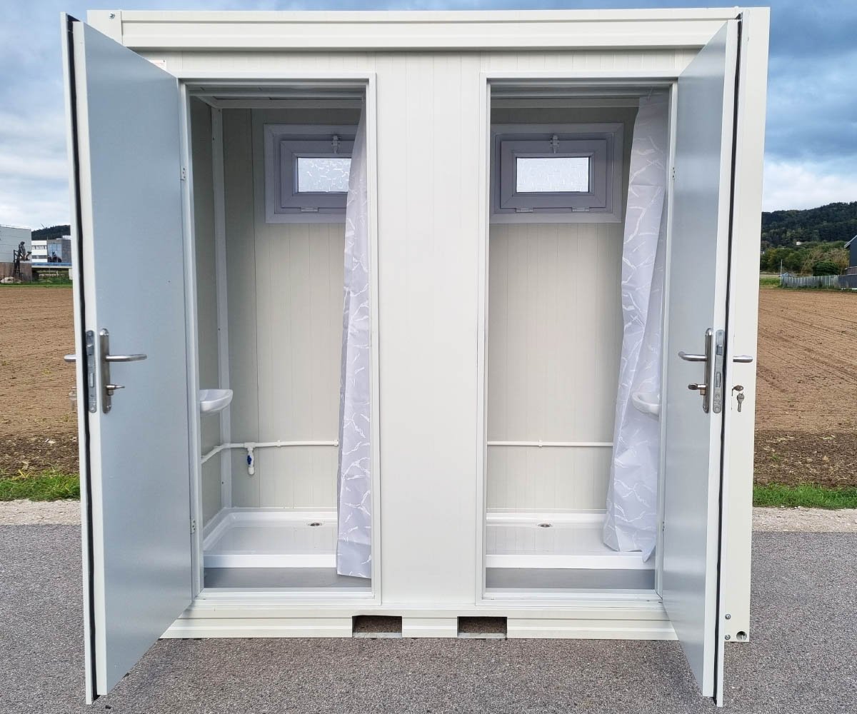duschcontainer_ral9002_doppelkabine_offen_1280x1280 Duschcontainer – Sanitärcontainer als Doppelkabine mit zwei Duschen – RAL9002 weiß – Bild 1
