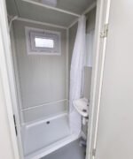 Duschcontainer – Sanitärcontainer als Doppelkabine mit zwei Duschen – RAL9002 weiß – Bild 4
