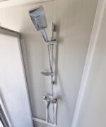 Großer Sanitärcontainer mit WC, Dusche und Warmwasser – RAL 9002 Weiß – Bild 6