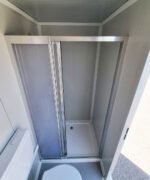 Großer Sanitärcontainer mit WC, Dusche und Warmwasser – RAL 9002 Weiß – Bild 8