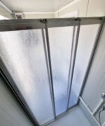 Großer Sanitärcontainer mit WC, Dusche und Warmwasser – RAL 9002 Weiß – Bild 7