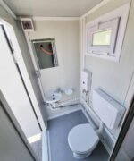 Großer Sanitärcontainer mit WC, Dusche und Warmwasser – RAL 9002 Weiß – Bild 9