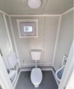 Sanitärcontainer RAL 9002 – Klo, Pissoir, Waschbecken mit Warmwasser – Bild 6