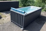 20-Fuß-Containerpool Anthrazit mit 75 m³/h Gegenstromanlage, Wärmepumpe & Heizung