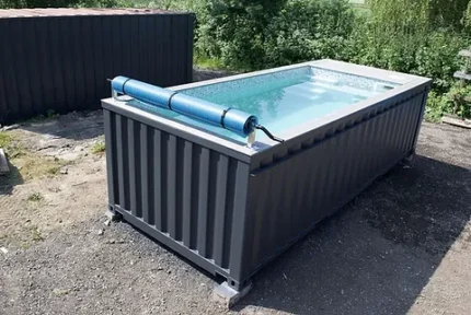 20-Fuß-Containerpool Anthrazit mit 75 m³/h Gegenstromanlage, Wärmepumpe & Heizung