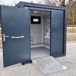 Behindertengerechter Sanitärcontainer mit Rampe und Warmwasser – RAL 7016