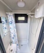 Sanitärcontainer mit Dusche, WC und Pissoir – RAL 7016 Anthrazitgrau – Bild 4