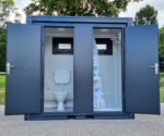 Sanitärcontainer mit Dusche, WC und Pissoir – RAL 7016 Anthrazitgrau