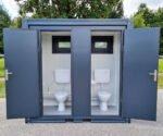 WC Sanitärcontainer mit Doppelkabine – für Mann und Frau – Anthrazit (RAL 7016)