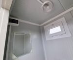 Sanitärcontainer RAL 9002 – Klo, Pissoir, Waschbecken mit Warmwasser – Bild 3