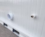 Sanitärcontainer RAL 9002 – Klo, Pissoir, Waschbecken mit Warmwasser – Bild 8